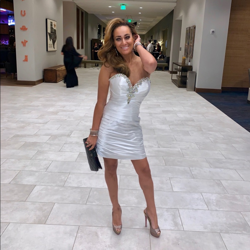 NEW WITH TAGS “convertible” halter white dress